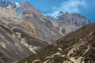 Nepal bir bahar gününde güzel Himalaya dağlarında cesur turistler.