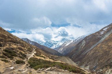 Nepal bir bahar gününde güzel Himalaya dağlarında cesur turistler. 