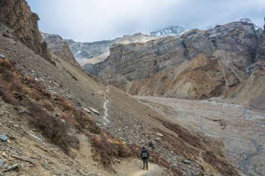 Nepal bir bahar gününde güzel Himalaya dağlarında cesur turistler.