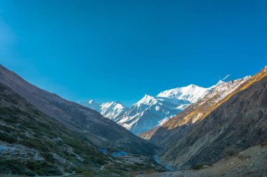 Güzel kırsal manzara bahar güneşli bir günde, Nepal Himalayalar.