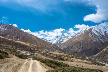 Güzel kırsal manzara bahar güneşli bir günde, Nepal Himalayalar. 