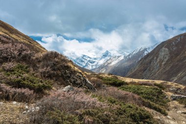 Bahar güneşli bir günde, Nepal Himalayalar güzel manzara.