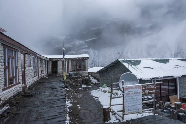 İzlemek Annapurna, Nepal-06.04.2018: Thorong La, ana kamp bulutlu bir akşam pistte Annapurna, Nepal, 6 Nisan 2018 yılına geçmek. 