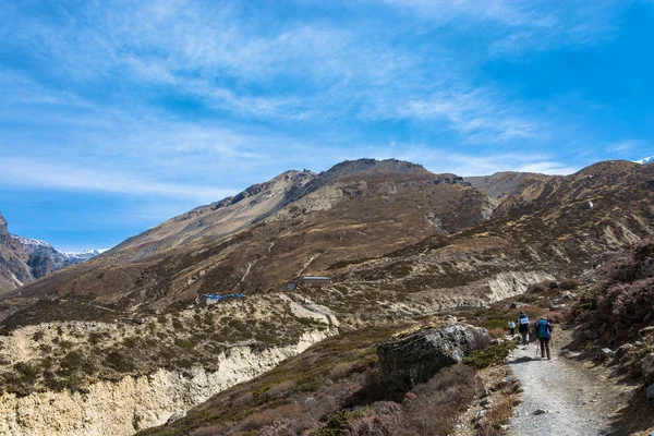 Nepal bir bahar gününde güzel Himalaya dağlarında cesur turistler.
