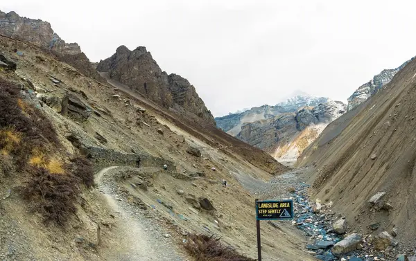 Valientes Turistas Las Hermosas Montañas Del Himalaya Día Primavera Nepal — Foto de Stock