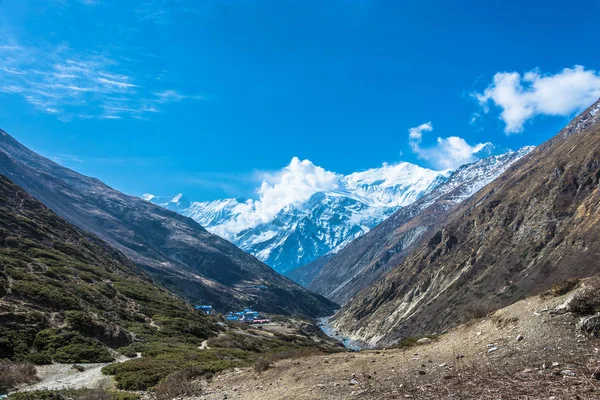 Güzel kırsal manzara bahar güneşli bir günde, Nepal Himalayalar.