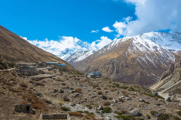 Güzel kırsal manzara bahar güneşli bir günde, Nepal Himalayalar. 