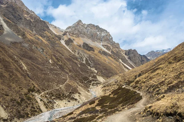 Bahar güneşli bir günde, Nepal Himalayalar Nehri geçip Metal asma köprü.