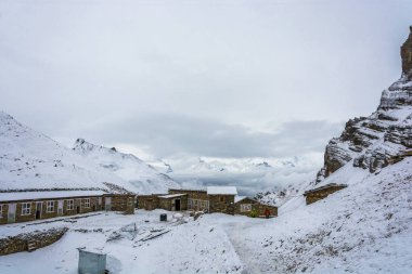 İzlemek Annapurna, Nepal-07.04.2018: 7 Nisan 2018 Annapurna, Nepal pistinde Thorong La geçişte, temel kampında. 