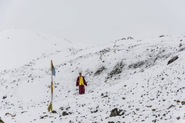 İzlemek Annapurna, Nepal-07.04.2018: Thorong La Annapurna, Nepal pistte 7 Nisan 2018 yılına geçmek karlı üzerinde genç bir keşiş. 
