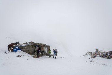 İzlemek Annapurna, Nepal-07.04.2018: Thorong La Annapurna, Nepal pistte 7 Nisan 2018 yılına geçmek karlı üzerinde. 