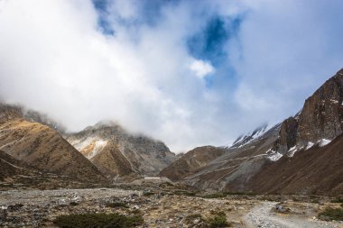 Güzel dağ manzarası Muktinath civarında bulutlu günde, Nepal.