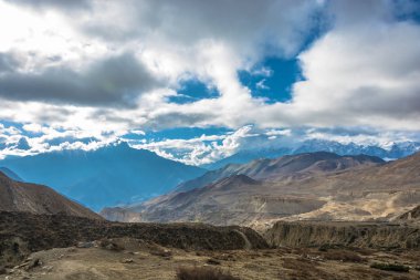 Güzel dağ manzarası Muktinath civarında bulutlu günde, Nepal. 