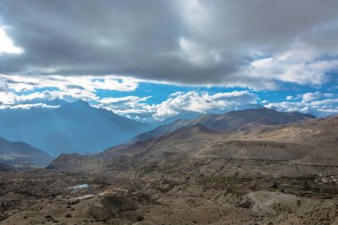 Güzel dağ manzarası Muktinath civarında bulutlu günde, Nepal.