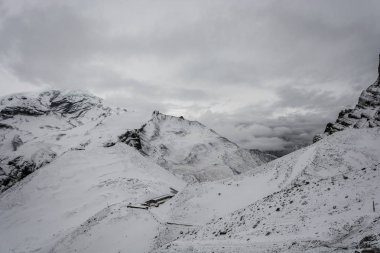 Thorong La, karla kaplı kampın güzel manzara geçmek bulutlu bir günde, Nepal. 
