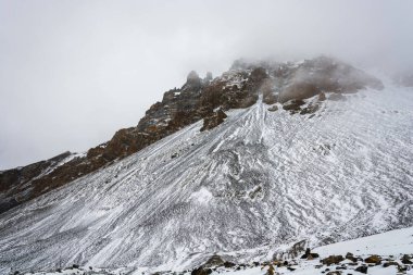 Güzel dağ manzarası karla kaplı Thorong La üzerinde geçmek bulutlu bir günde, Nepal. 