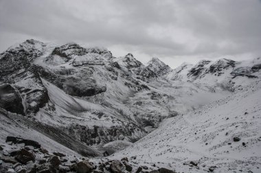 Güzel dağ manzarası karla kaplı Thorong La üzerinde geçmek bulutlu bir günde, Nepal. 