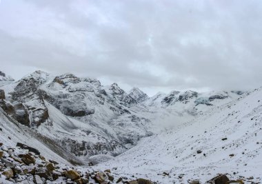Güzel dağ manzarası karla kaplı Thorong La üzerinde geçmek bulutlu bir günde, Nepal. 