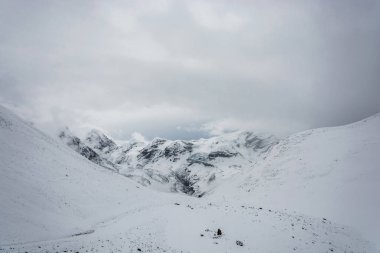 Güzel dağ manzarası karla kaplı Thorong La üzerinde geçmek bulutlu bir günde, Nepal. 