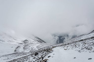 Güzel dağ manzarası karla kaplı Thorong La üzerinde geçmek bulutlu bir günde, Nepal. 
