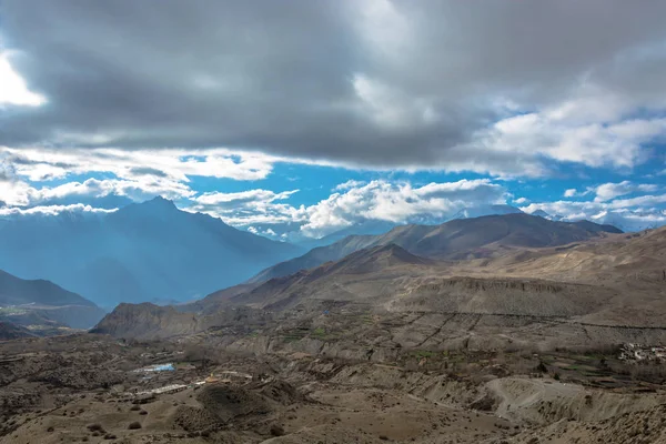 Güzel dağ manzarası Muktinath civarında bulutlu günde, Nepal.