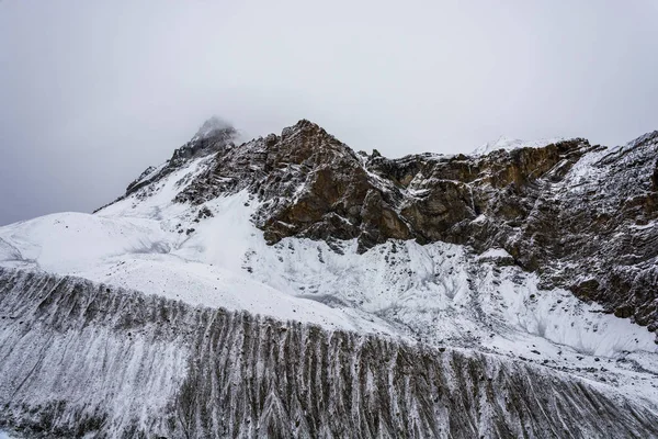 Güzel dağ manzarası karla kaplı Thorong La üzerinde geçmek bulutlu bir günde, Nepal. 