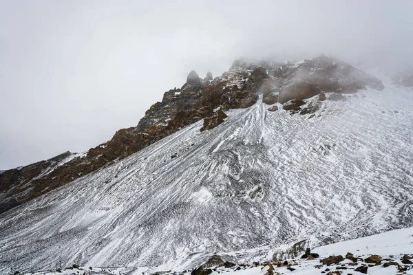 Güzel dağ manzarası karla kaplı Thorong La üzerinde geçmek bulutlu bir günde, Nepal. 