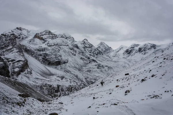 雪に覆われた Thorong ラの美しい山の風景は 曇りの日 ネパールに渡す — ストック写真