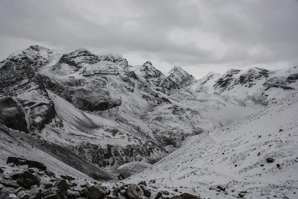 Güzel dağ manzarası karla kaplı Thorong La üzerinde geçmek bulutlu bir günde, Nepal. 