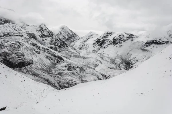 Güzel dağ manzarası karla kaplı Thorong La üzerinde geçmek bulutlu bir günde, Nepal. 