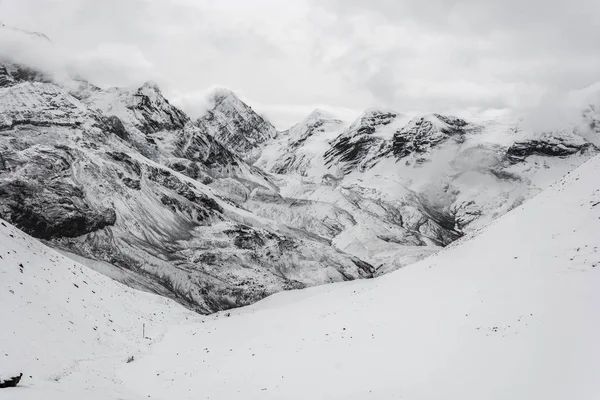 雪に覆われた Thorong ラの美しい山の風景は 曇りの日 ネパールに渡す — ストック写真