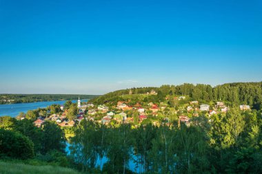 Eski Rus Ples Rusya batan güneşin ışınları içinde Panoraması.