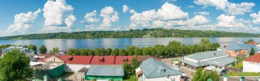 Ples şehir, Ivanovo bölgesi, Rusya 15.07.2018 bir şehir Ples, Ivanovo region, Rusya Federasyonu yaz güneşli günde 15.07.2018 Volga Nehri Panoraması. 