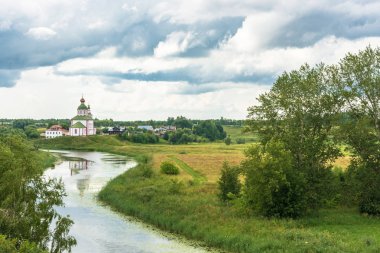 Güzel manzara modunda Suzdal antik şehir bir bulutlu gün yaz, Rusya Federasyonu.