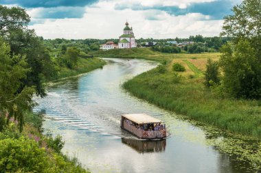 Suzdal kasaba, Vladimir Bölgesi, Rusya 14.07.2018 su taksi yolculuğu yaz güneşli günde 14.07.2018 şehir, Suzdal, Vladimir Bölgesi, Rusya Federasyonu. 