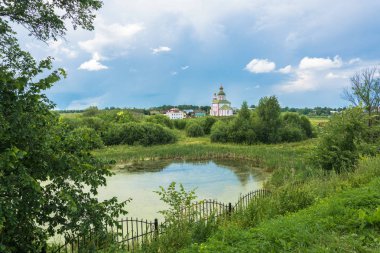 Güzel manzara modunda Suzdal antik şehir bir bulutlu gün yaz, Rusya Federasyonu.