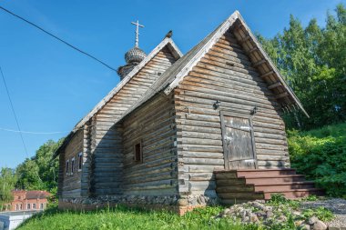 Ahşap kilisede antik Ples güneşli bir günde, Rusya Federasyonu.