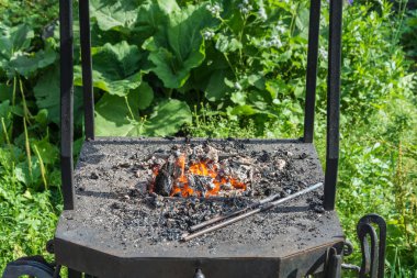Parlak kırmızı kömürlerin yanma ile küçük demirhane. 