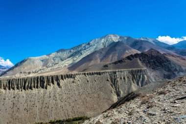 Bir gün güneşli yaz, Nepal Himalayalar güzel dağ silsilesi.