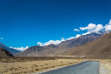 Asfalt dağ yolu bir gün güneşli yaz, Nepal Himalayalar. 