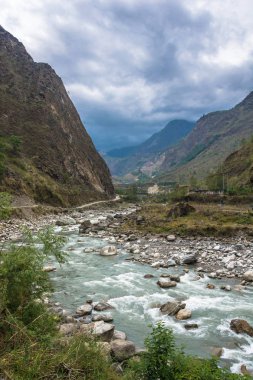 Küçük dağ nehir bir bulutlu bahar gününde Nepal Himalayalar.