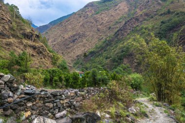 Bir bulutlu bahar gününde Nepal Himalayalar içinde bir küçük dağ köyü.