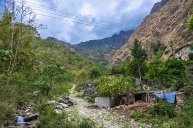 Bir bulutlu bahar gününde Nepal Himalayalar içinde bir küçük dağ köyü.