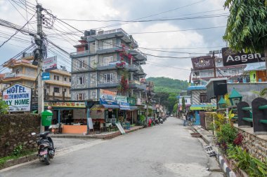 Pokhara, Nepal-11.04.2018 üzerinde 11 Nisan 2018 bulutlu bir günde Pokhara sokakta Pokhara Nepal. 