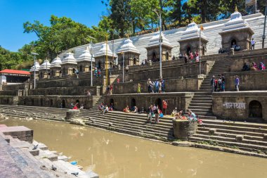 Katmandu, Nepal 13.04.2018 ölü yakma, Pashupatinath Tapınağı: Bagmati Nehri'nin üzerinde 13 Nisan 2018 Katmandu Nepal organları. 