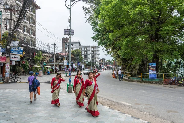2018 ネパール ポカラの通りの上を歩く伝統衣装の陽気な女性がネパール ポカラ 2018 — ストック写真