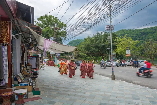 Pokhara Nepal 2018 Fröhliche Frauen Traditioneller Kleidung Auf Der Straße — Stockfoto