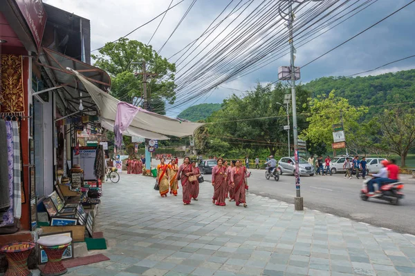 Pokhara Nepál 2018 Vidám Nők Hagyományos Ruhát Utcán 2018 Április — Stock Fotó