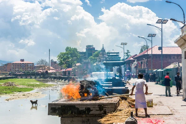 Kathmandu Nepal 2018 Einäscherung Der Leichen Ufer Des Bagmati Flusses — Stockfoto