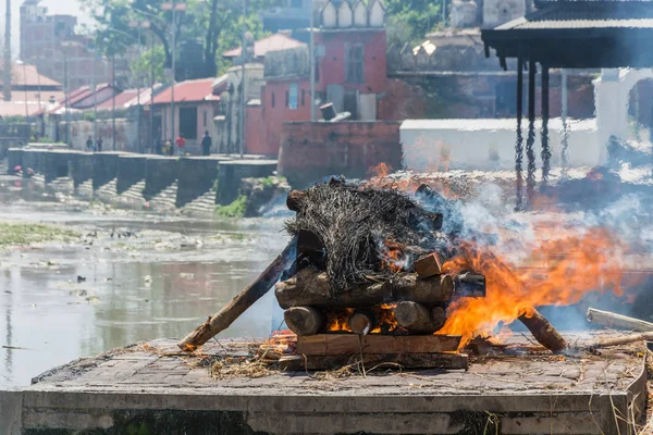 Kathmandu Nepál 2018 Urnák Testületek Bagmati Folyó Partján Pashupatinath Templomban — Stock Fotó